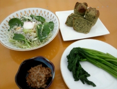 上段左から、小松菜とキャベツのサラダ（しらすと温泉卵添え）小松菜のシフォンケーキ　納豆と小松菜のあえもの